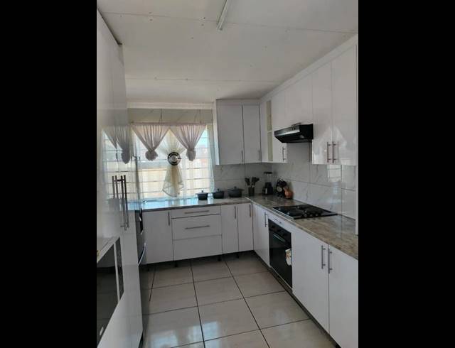 4 BEDROOM HOUSE FOR SALE IN LENASIA SOUTH